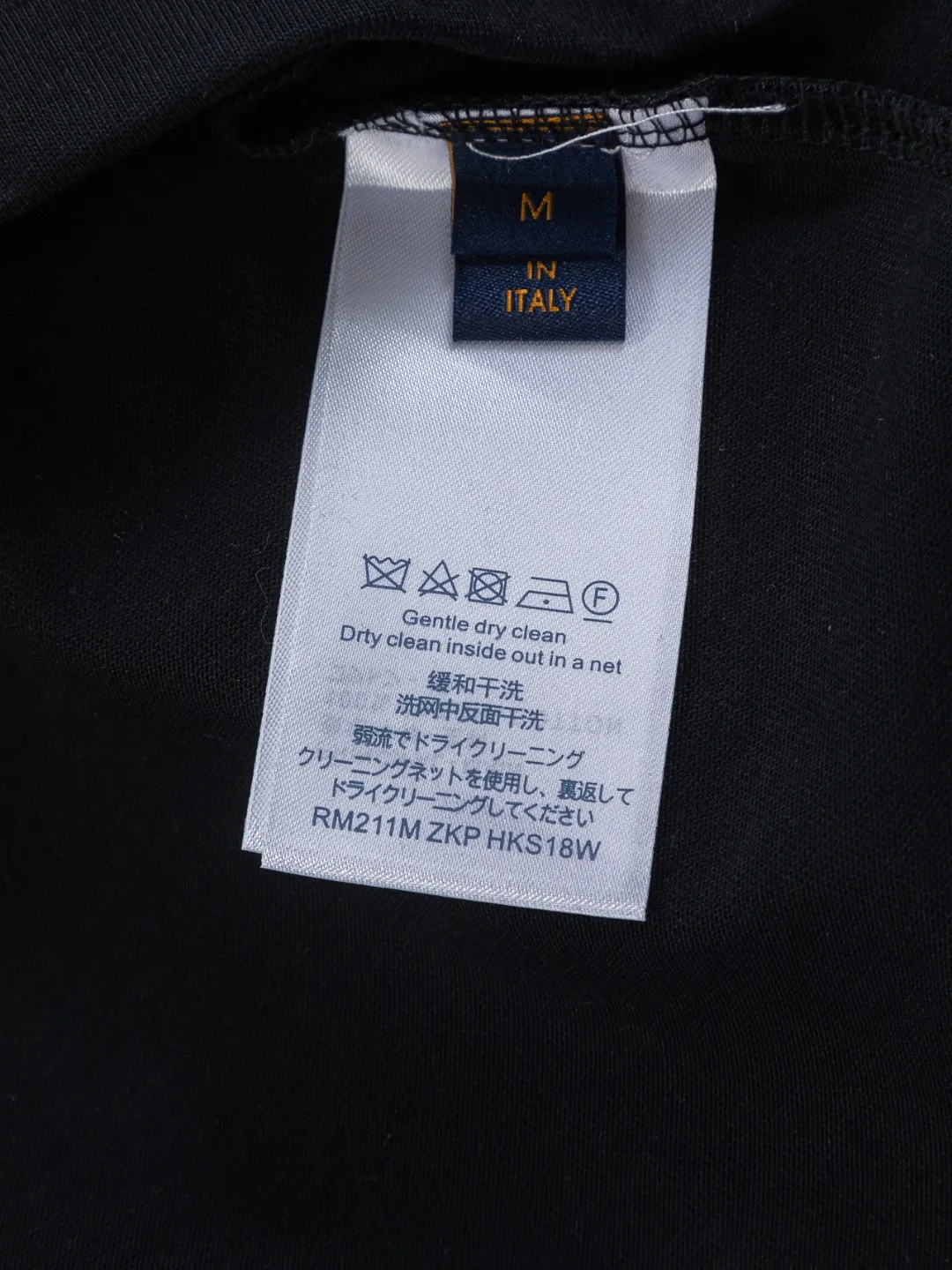 🅿️190 Louis Vuitton 1V LV micro-wide version S-XL LV 26ss new product counters are available at the same time. Multiple craftsmanship, simple letters embroidery on the collar + simple letter logo on the cuffs 🪡 embroidery, round neck short-sleeved T-shirt, same style for men and women! Consigned to one-to-one creation. Synchronized with the official website, pure cotton fabrics at the counter! It is close to the skin and comfortable, durable and easy to wear. It has a classic and simple logo design and meticulous original craftsmanship. Short-sleeves, a must-have item for men, do not appear to be the same for the general public, but must be unique and eye-catching. This LV short-sleeve is all about quality, comfort, the same shape and fashion as always, including fabrics and cutting techniques. All of them have been made with great effort! 320 grams of washed pure cotton fabric, pure cotton is breathable, very refreshing and comfortable for daily wear. The rib knitting on the neckline is smooth and tight, and the neckline will not be skewed if you toss it at will. The loose version, you will find that it looks really good on the upper body. The overall is minimalist and neat, super versatile for daily use! Pair it casually with a pair of pants for a youthful look. A T-shirt will make your outfit crazy. It is a fashionable item that can never go wrong! Color: Black White Size: S-XL Size chart: S: Shoulder width 50-Bust 56-Length 70 M: Shoulder width 52-Bust 57-Length 72 L: Shoulder width 54-Bust 59-Length 74 XL: Shoulder width 56-Bust 62-Length 76